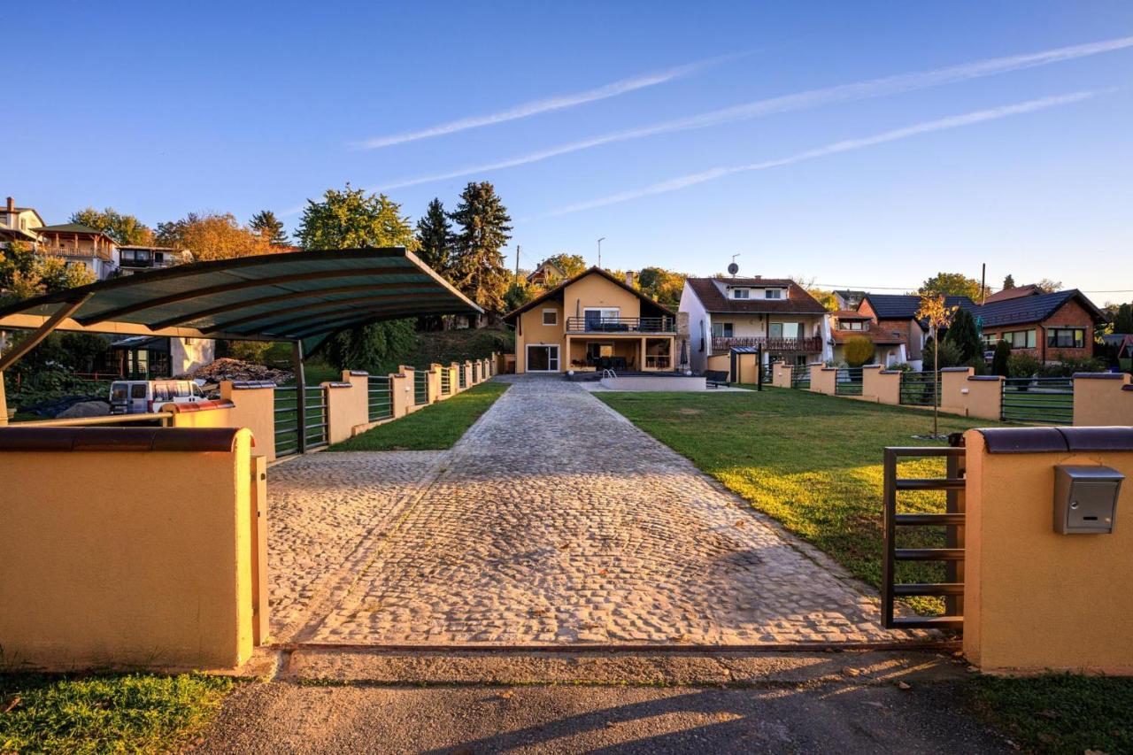 Villa Aljmas Екстер'єр фото